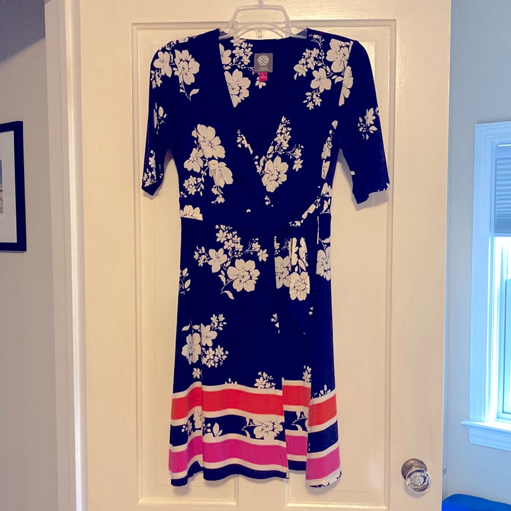 Like new - Vince Camuto spring/summer dress. So pretty!